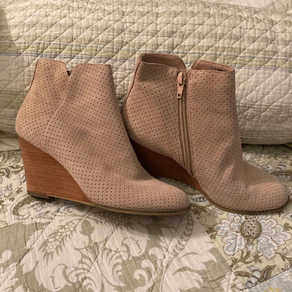 Susina Sz7 blush suede side zip wedge booties